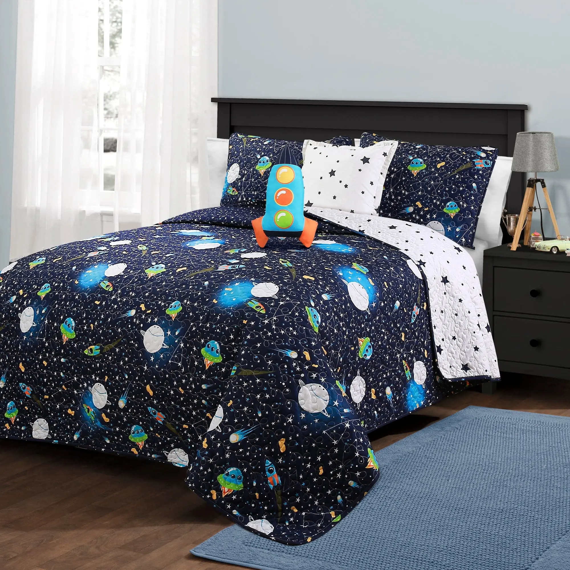 Lush Decor Universe Collection Printed Quilt Set - Reversible, 4-5 Piece, Twin/Full-Queen Size, with Rocket Ship & Starry Scene Pillows, Machine Washable - Bedroom Decor Ideas, Bedding Sets, Bed Accessories