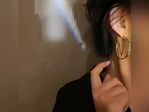 CIRCLE EARRINGS WITH LETTER V