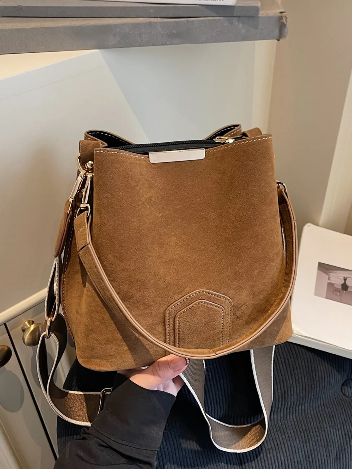 Niche design simple versatile, one-shoulder messenger bag with retro texture, personalized bucket bag, Crossbody shoulder bags, Casual Crossbody Bag is suitable for daily commuting, shopping and dating