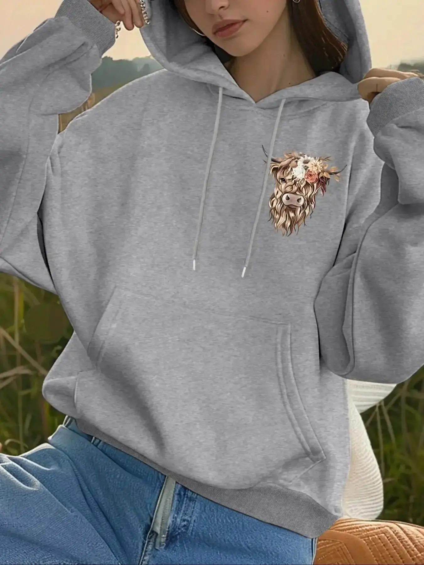 Unisex Highland Cow Floral Graphic Hoodie, Retro Country Style Long Sleeve Baggy, Oversize Fit Pullover Sweatshirt with Print, Casual Wear, Ideal for Farm Life & Outings, Gift Animal Aesthetic Vintage Fans modern must