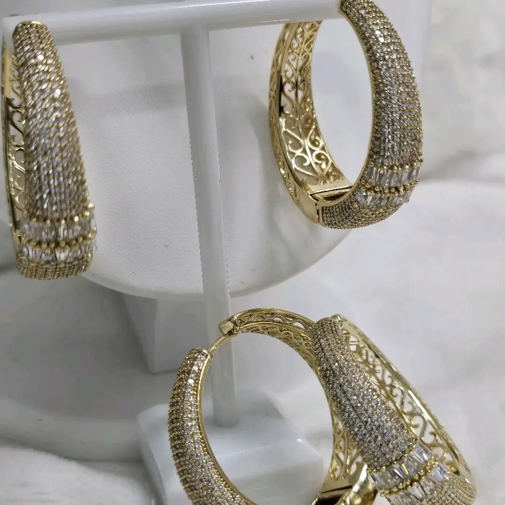 # 0142 Arracadas Grandes Adiamantadas 14k Oro Laminado Alta Calidad Elegantes y Brillantes