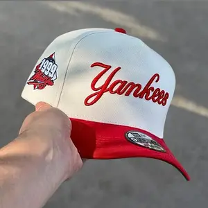 New Era Yankees Red White 9FORTY Baseball Cap Modern Street Style, Purple Undervisor With Bold Logo Gorra De Béisbol Para Hombre
