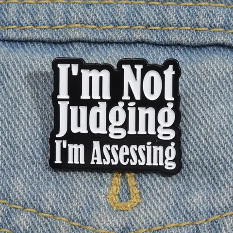 I'm Not Judging, I'm Assessing Letter Pattern Brooch Pin Clip, Fashion Brooch for Women & Men, Enamel Lapel Pins Suitable for Backpacks, Jeans, Scarves, Hats Decoration