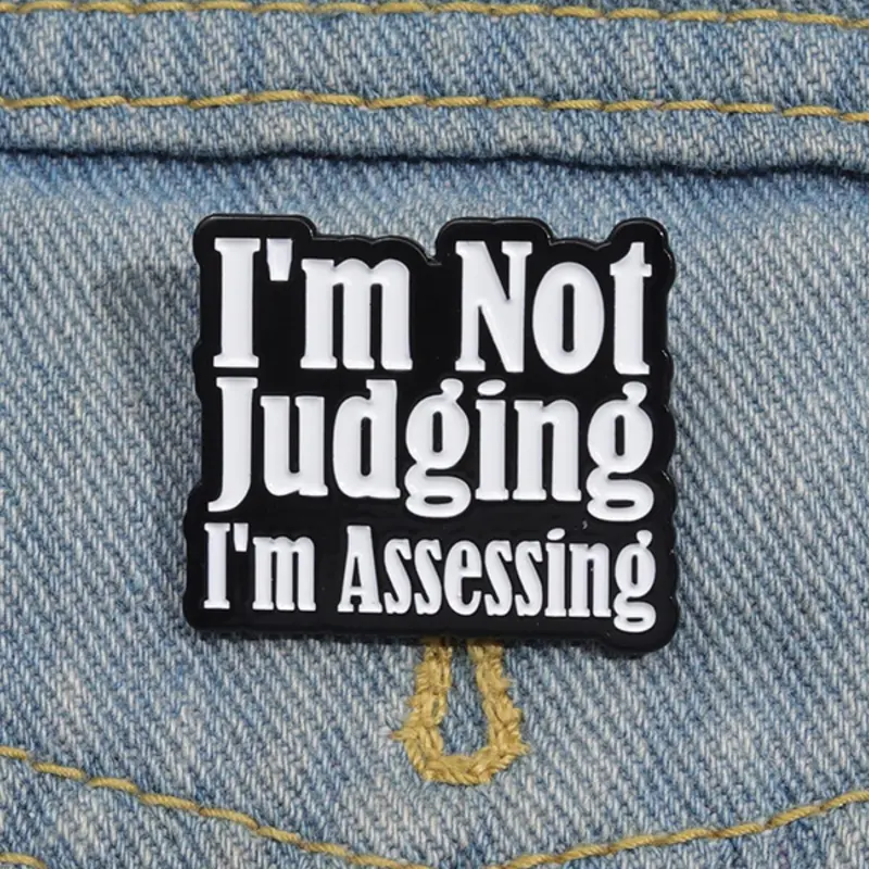 I'm Not Judging, I'm Assessing Letter Pattern Brooch Pin Clip, Fashion Brooch for Women & Men, Enamel Lapel Pins Suitable for Backpacks, Jeans, Scarves, Hats Decoration