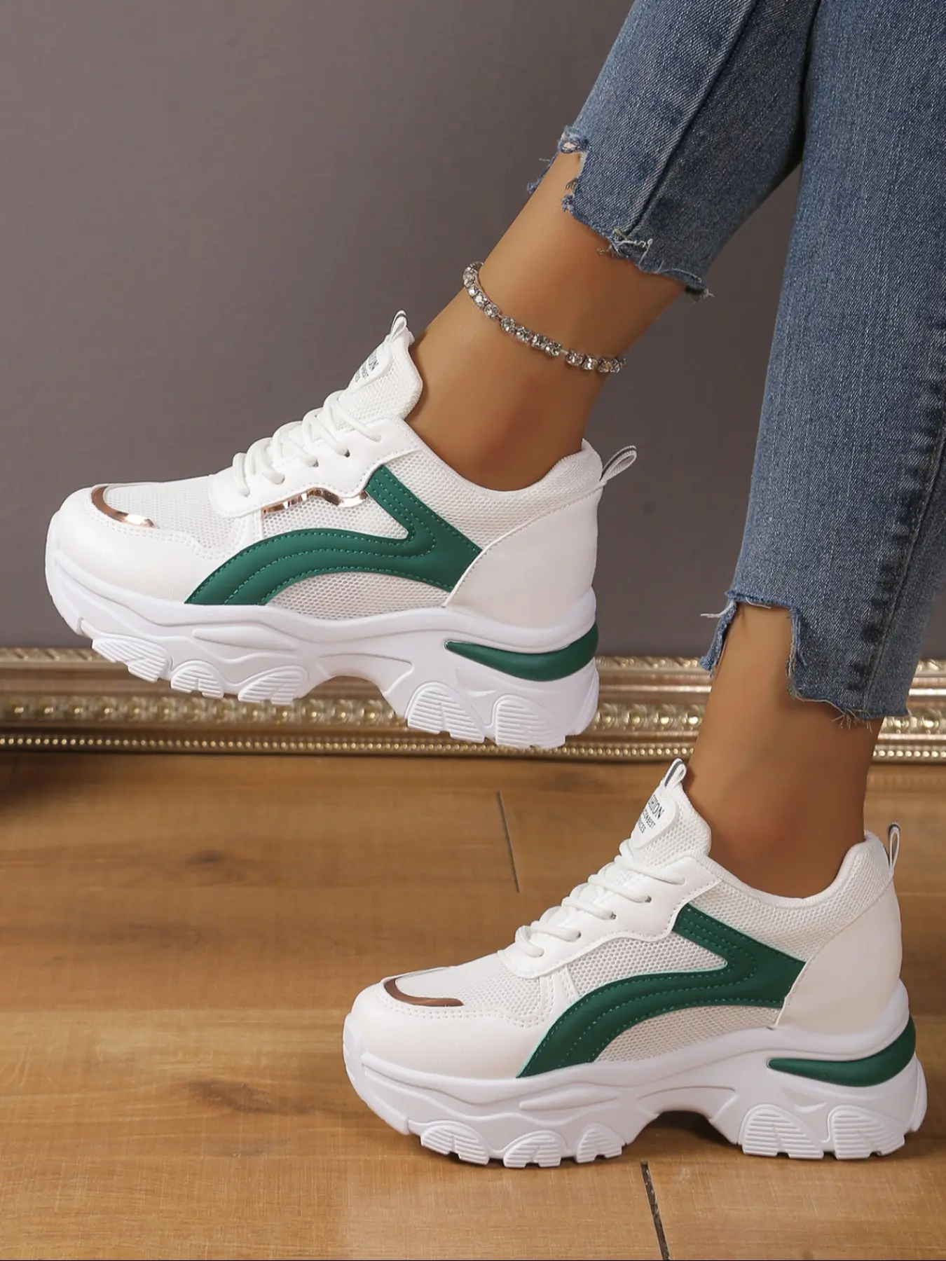 Women's casual lace-up sports, Athletic shoes, Athletic fashion trainers, Trendy walking sneaker, Breathable Mesh Sneakers, thick-soled height-increasing option that pairs well with jeans and skirts, suitable for everyday casual and commuting outfits