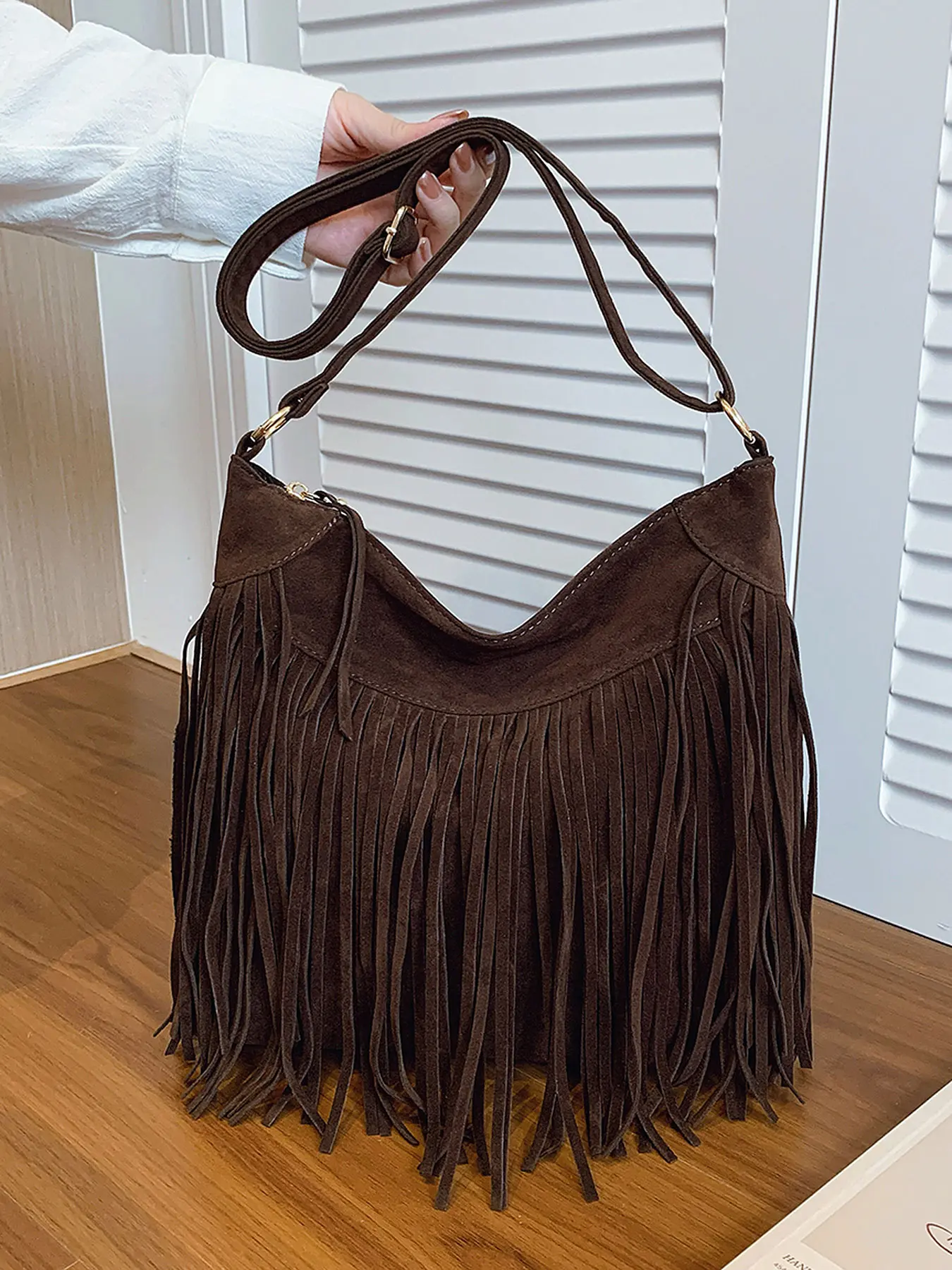 Large capacity solid color tassel shoulder bag, simple retro bohemian style crossbody bag, niche design bucket bag, Crossbody shoulder handbag, Crossbody fashion bag, Crossbody shoulder bags