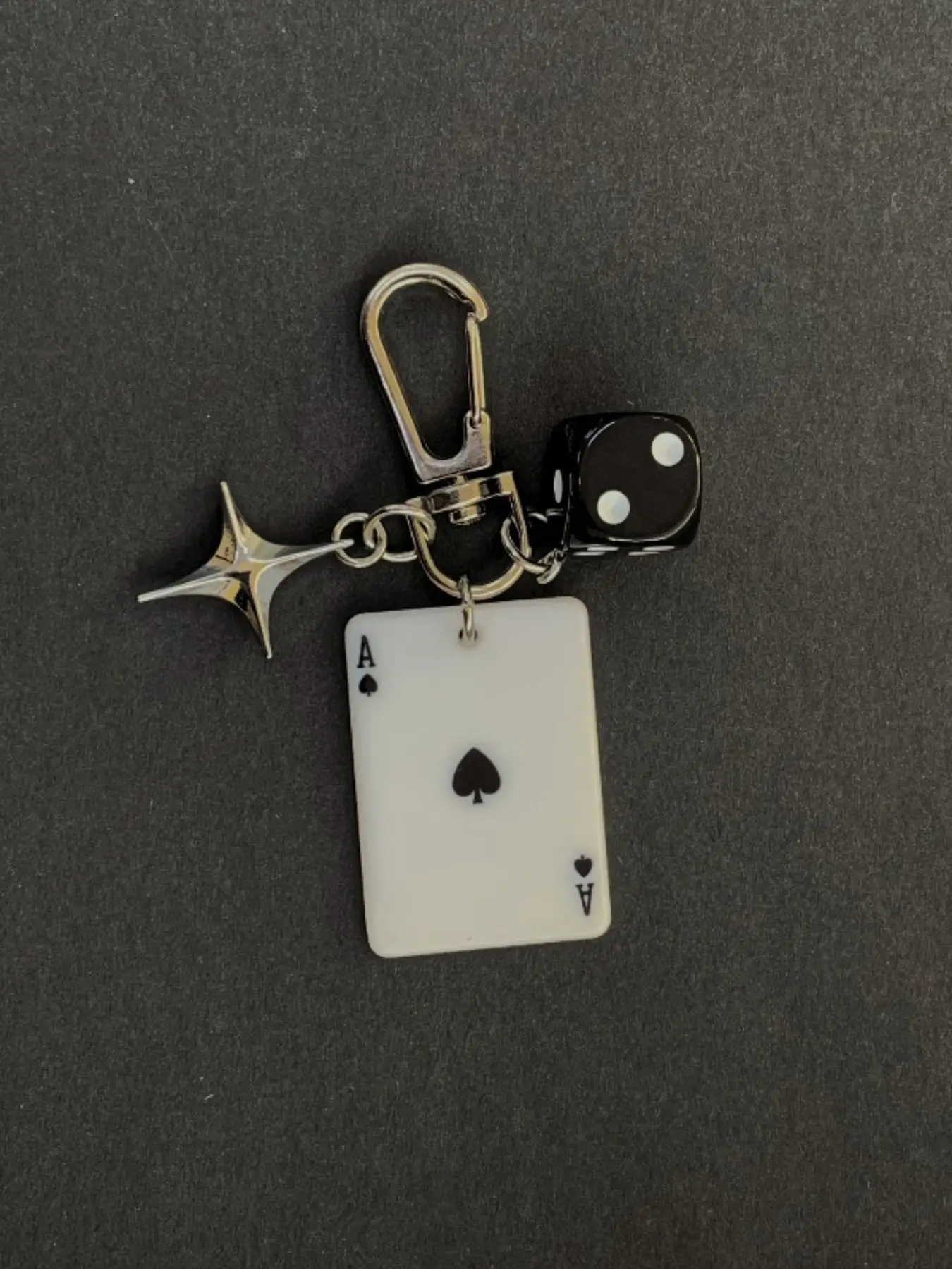 Y2K Ace of Spades Keychain with Star Pendant-Poker Card Dice Star Keychain Bag Charm, Acrylic Keychain, Aesthetic Keychain, for Bag Charms, Backpack Keychains & Wallet Decoration