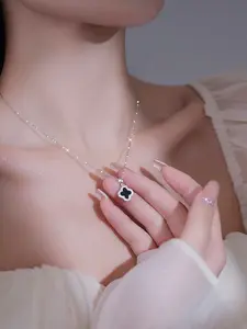 Four leaf clover fashionable small fragrant style necklace with a light luxury collarbone, suitable for daily wear, vacation and dating occasions, and also a surprising exquisite small gift.