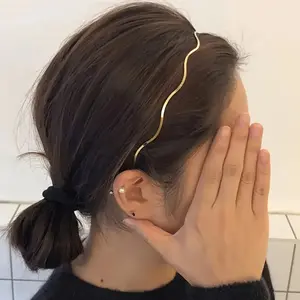 Elegant Golden Wavy Hairband for Women - Chic Vintage-Inspired Zinc Alloy Headband, Simple & Versatile Design for Everyday Style, Everyday Hair Accessory |   Vintageinspired Headband |   Durable Hairband, Hair Accessories