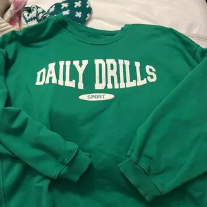 Daily Drills Trendy Black Crew Neck Sweatshirt - Long Sleeve Casual Oversize Women's Graphic Tee for Summer Outfits & Trendy Style - Crewneck Cotton Green