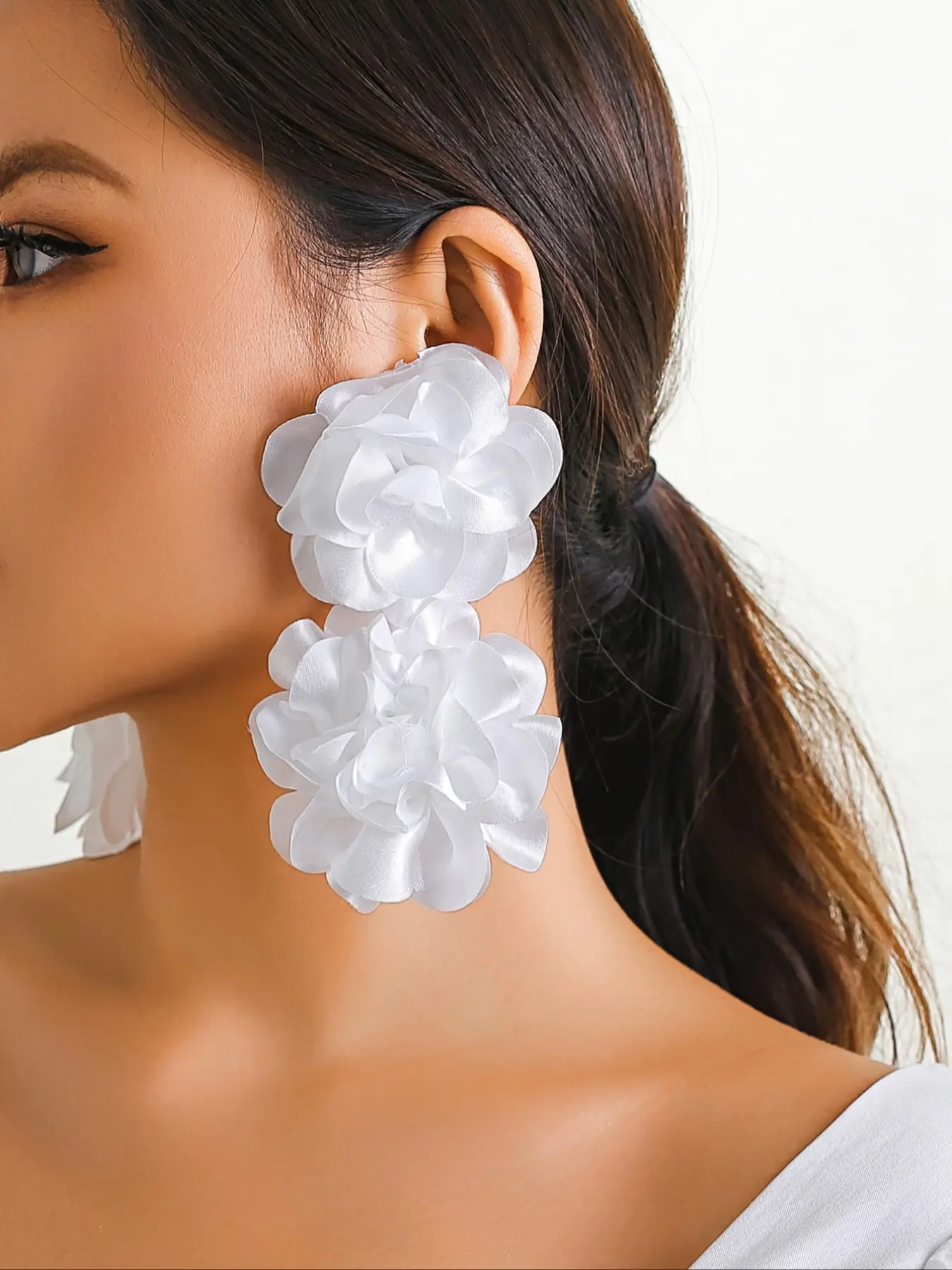 Elegant Women's Fabric Flower Earrings, Fashionable Jewelry, Fashionable Party Accessory, Includes Cotton Ear Plugs, Perfect Gift for Holidays, Statement Earrings