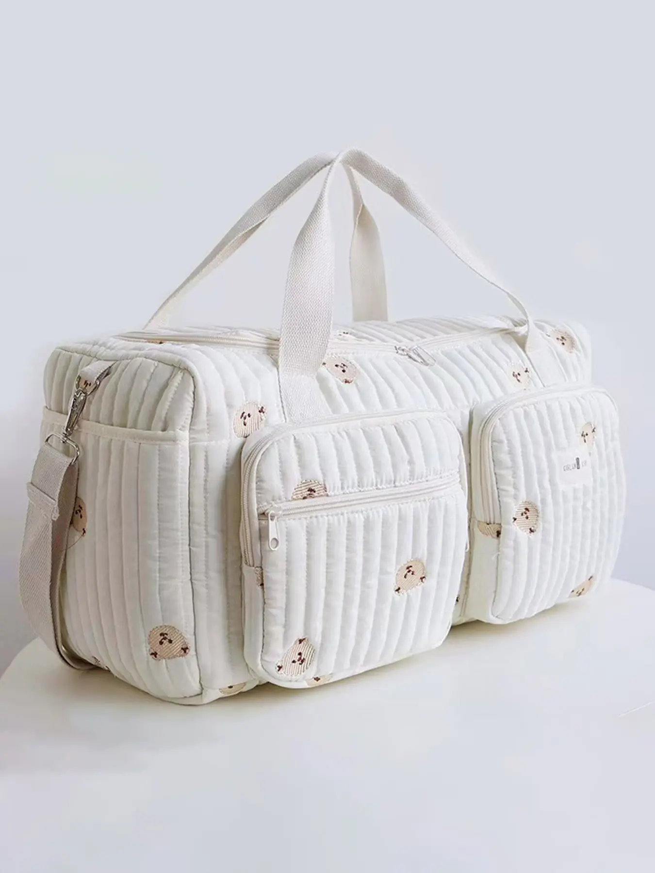 Cute bear embroidered cream white travel bag, large capacity and multiple pockets, portable crossbody gym bag, multi-compartment fashionable and exquisite crossbody bag, suitable for short trips, etc., Fashionable duffel bag