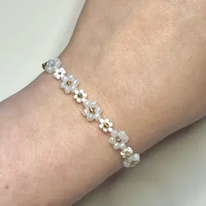 Dainty Daisy Handmade Beaded Bracelet with Gold Accents Elegant Floral Design for Women's Jewelry Collection