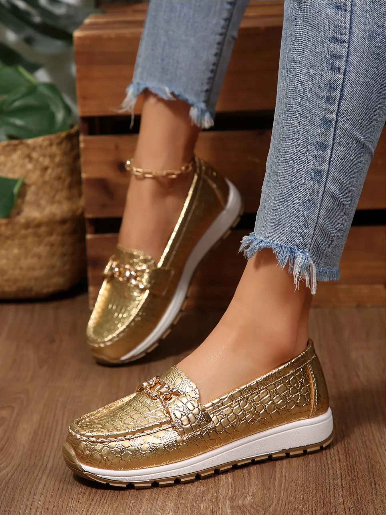 Plus-size women's new all-season crocodile-patterned round-toe loafers with metal buckle decoration, thick-soled, stylish, simple, comfortable, lightweight, suitable for daily wear, commuting, and casual use