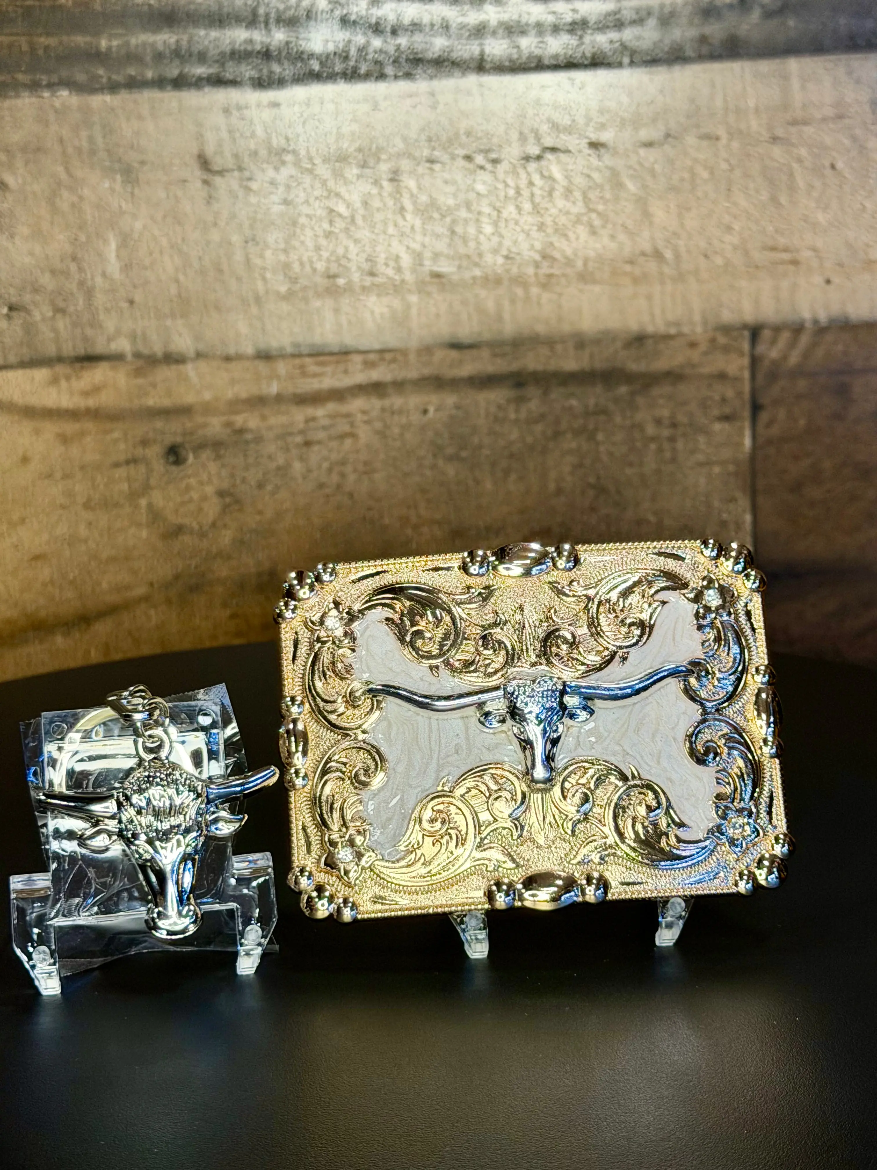 Unisex Western Longhorn Buckle & Matching Keychain Set, Cowgirl and Outlaw Style Accessory for Western Buckle Men's Belts, Bold Horns, Engraved Scroll Design