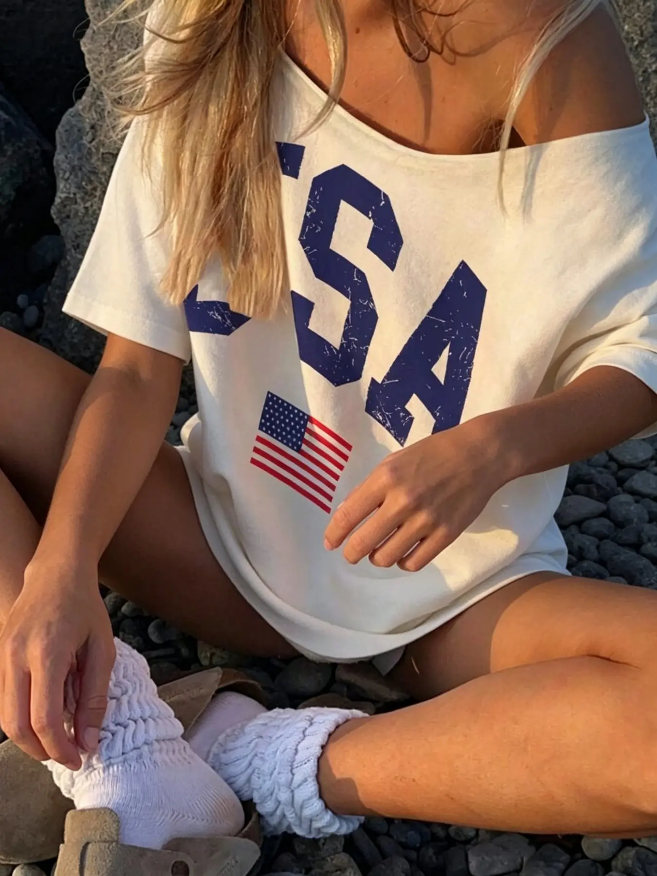 White / Pink / Blue Off-Shoulder Casual Fashion T-Shirt – Retro Y2K American Flag Print Top, perfect for summer beach and music festival outfits, full of American patriotic vibes. #Y2KVintageStyle #July4thIndependenceDay