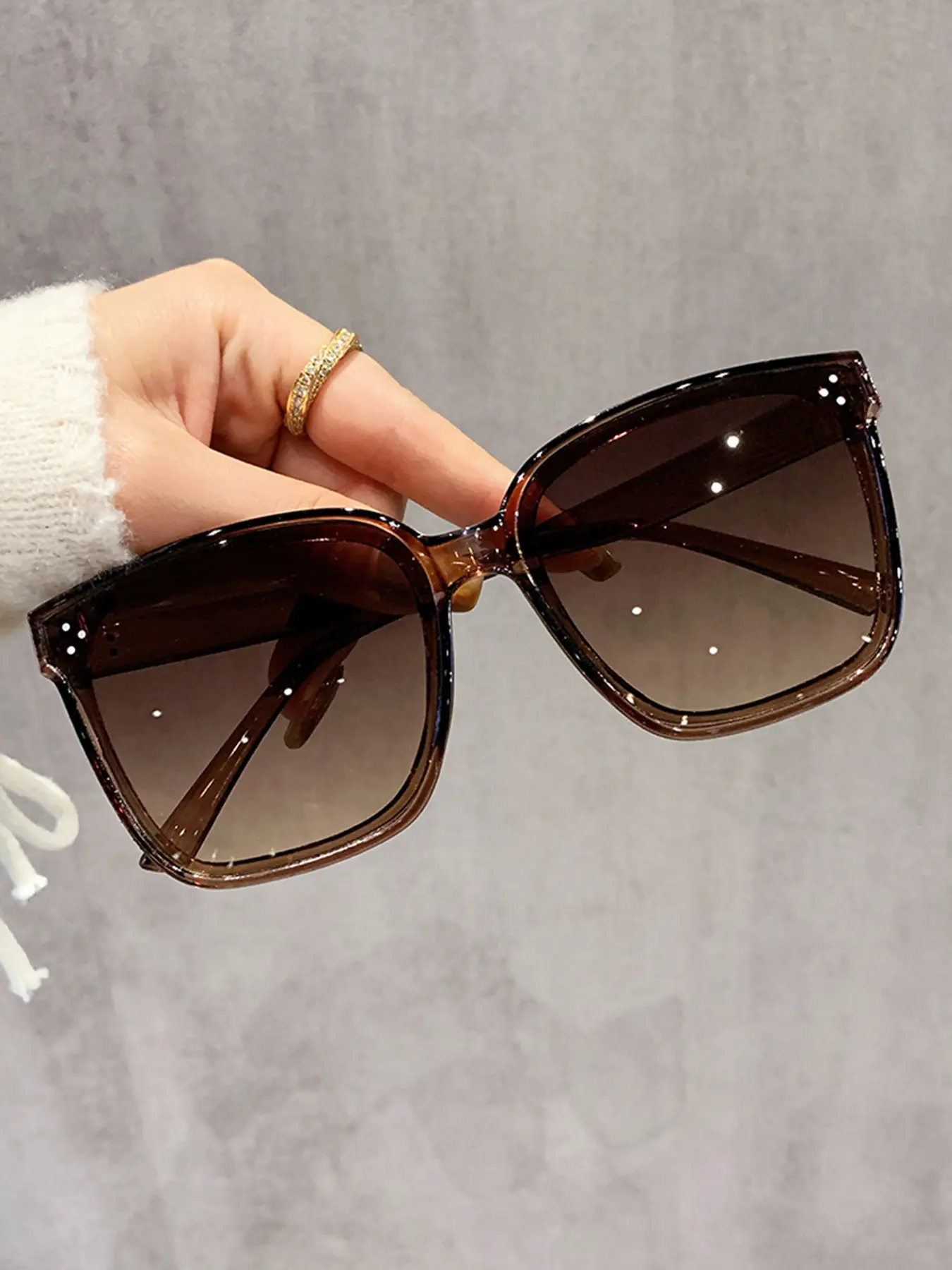 Unisex Large Frame Sunglasses, Fashionable Comfortable Eyewear for Women, Ideal for Outdoor Activities, Parties, Travel, Driving, Fishing