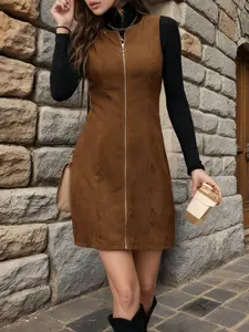 A women's clothing texture is thick and retro; there is a sleeveless dress with a metal zipper on the front, which is suitable for autumn and winter, and suitable for daily going out.