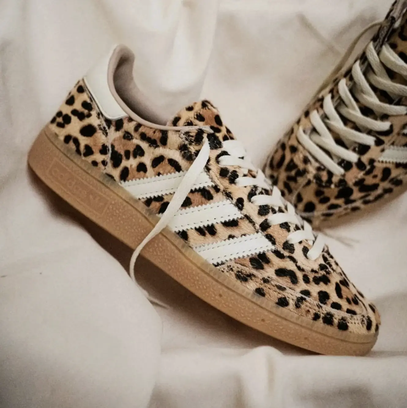 Adidas Handball Spezial Women's Sneaker in 'Magic Beige', Premium Leather Retro Casual Shoes with Cushioned Midsole, Sports Shoes, Footwear, Sneakers For Women, Aurora, Casual Wear, Sporty Chic, Athletic, Trainer, Female, Retro Look, Narrow Fit, Leather U