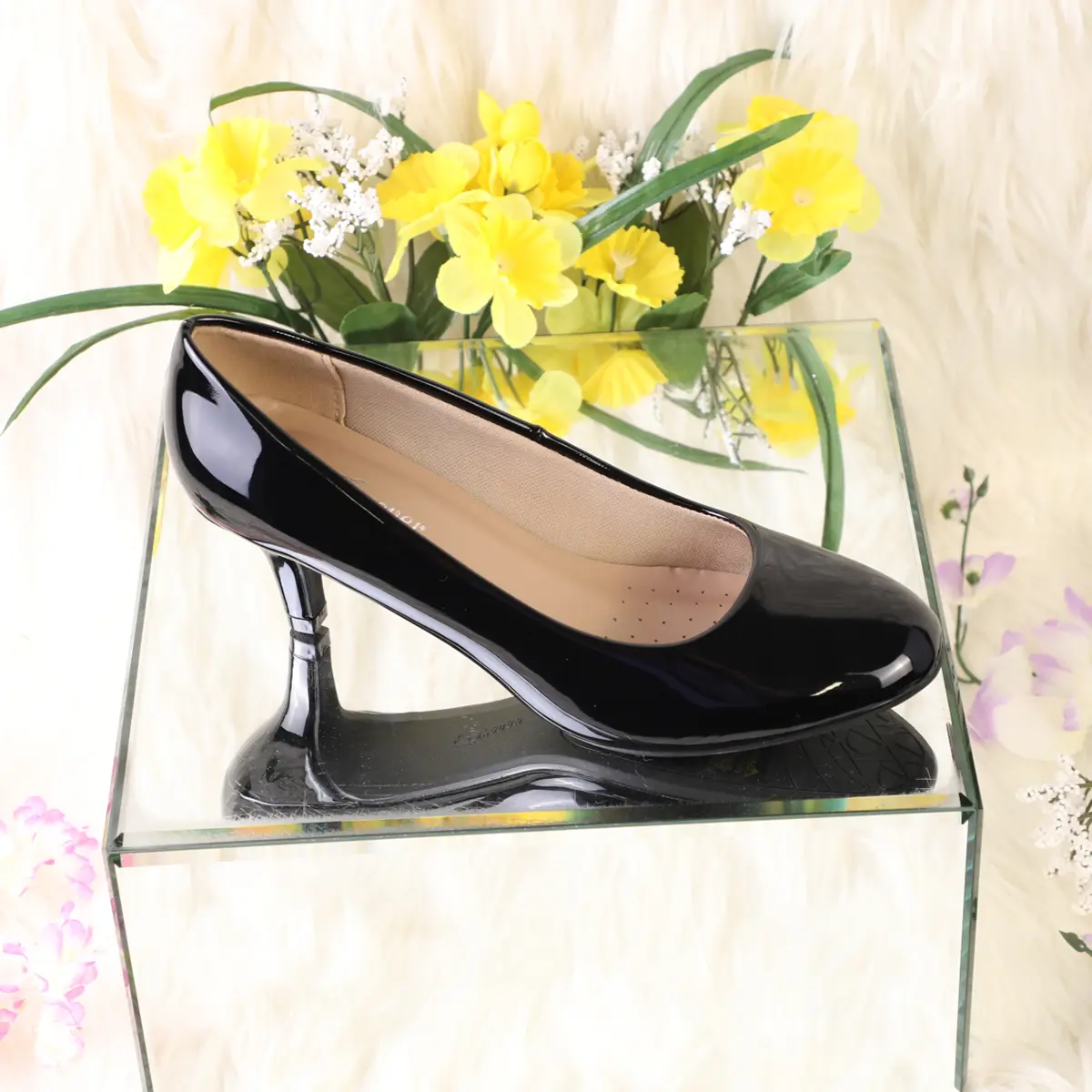 Elegant heel kitten heel round toe slip in back support
