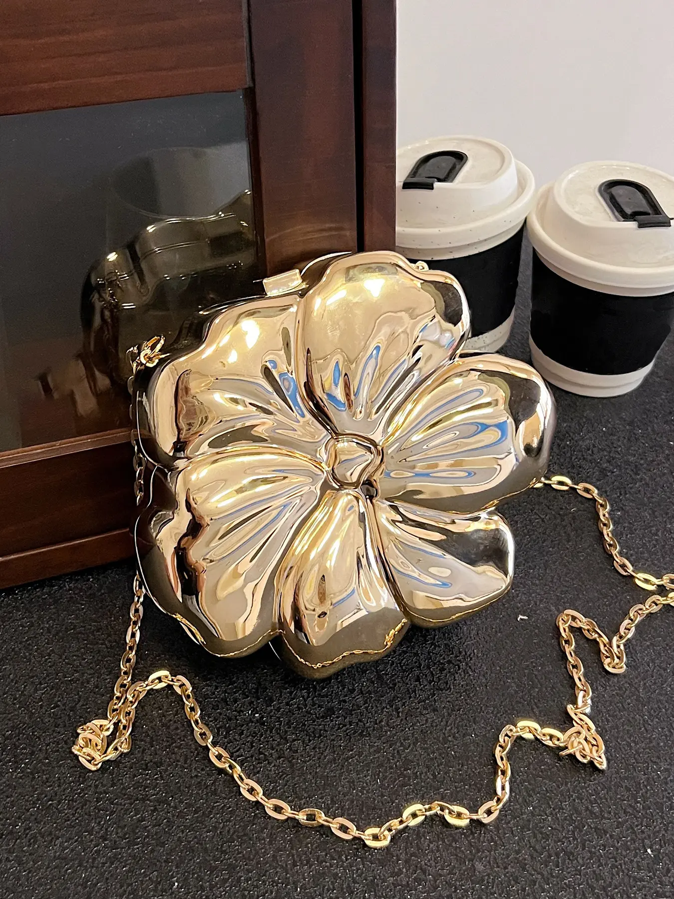 Niche literary shiny flower metal bag, chain shoulder strap crossbody bag, unique shape evening eye-catching handbag, one-shoulder versatile lipstick makeup bag, Embossed crossbody bag, Crossbody purse, Elegant embossed bag