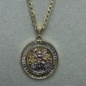 Cadena 4mm grosor 24” de largo aproximadamente en oro laminado con medalla incluida