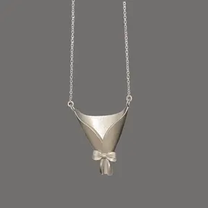 Elegant Flower Bouquet Necklace Without Flowers Romantic Blessing Gratitude Love Gift for Mothers Loved Ones and Family Perfect for Women