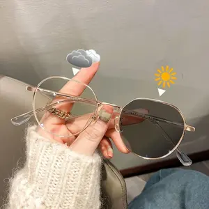 1 Pair Women's Vintage Photochromic Glasses - Metal Cat-Eye Frame, Clear Light-Sensitive Lenses, Sleek Fashion Eyewear