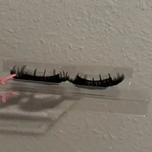 Vixen Mink Lashes - Customizable Eyelashes in Black Color for Makeup Application