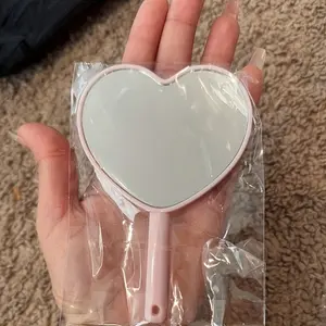 Mini Heart-Shaped Makeup Mirror with Handle, Portable Plastic Hanging Mirror, High-Definition Handheld Mirror with Cosmetic Hole, Travel Hand Mirror
