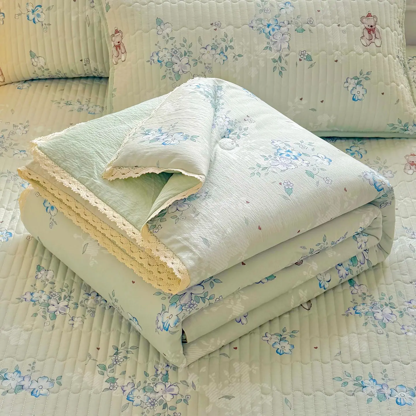 Lace-trimmed blue floral teddy bear summer quilt, ultra-soft skin-friendly air conditioning quilt and summer cooling blanket, Soft Lightweight Quilts, suitable for summer bedrooms, offices, beds, iving rooms, and home leisure use, Floral Print Quilt
