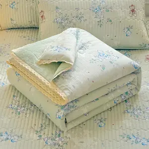Lace-trimmed blue floral teddy bear summer quilt, ultra-soft skin-friendly air conditioning quilt and summer cooling blanket, Soft Lightweight Quilts, suitable for summer bedrooms, offices, beds, iving rooms, and home leisure use, Floral Print Quilt