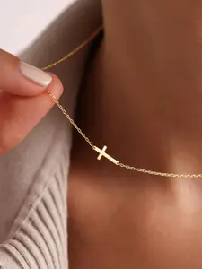 The fashionable and elegant cross pendant collarbone chain is suitable for daily wear, vacation and dating occasions, and is also a surprising and exquisite small gift, Dainty Cross Necklace