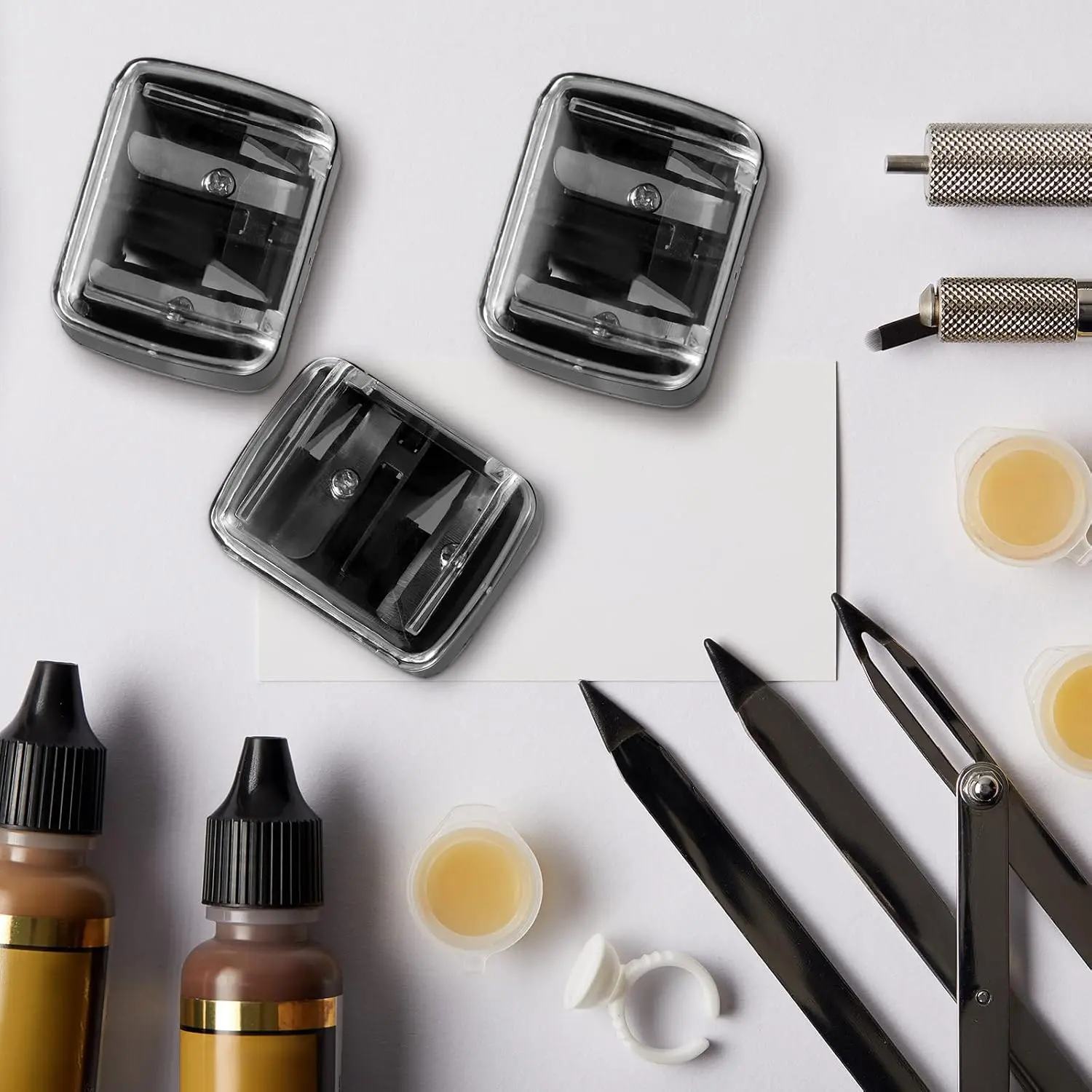 One set of cosmetic pencil sharpener, double hole cosmetic pencil sharpener, suitable for lipliner and eyeliner. A classic plastic manual makeup tool designed specifically for female makeup artists.