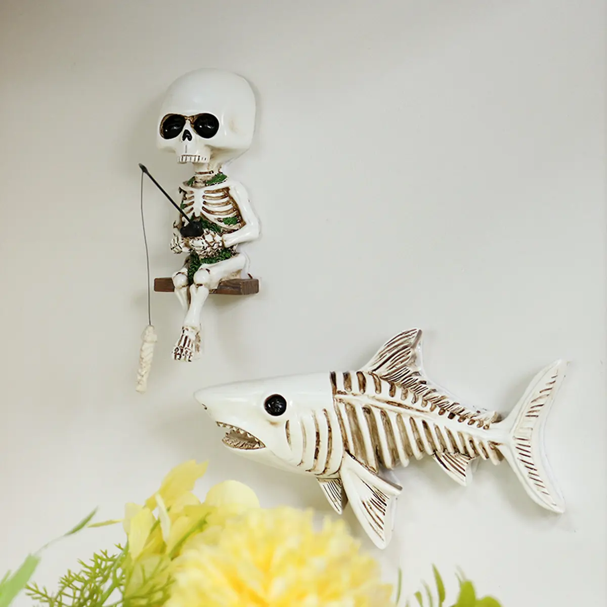 Halloween Resin Skull Shark Wall Decor Statue, 4.29 Inch Scary Fishing Scene Ornament, Aquarium Wall Art Craft Gift, Hanging Wall Art