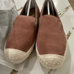 Womens Blondo-Bella Suede Closed Toe Slide Flats, Lavender Suede, Size 8M