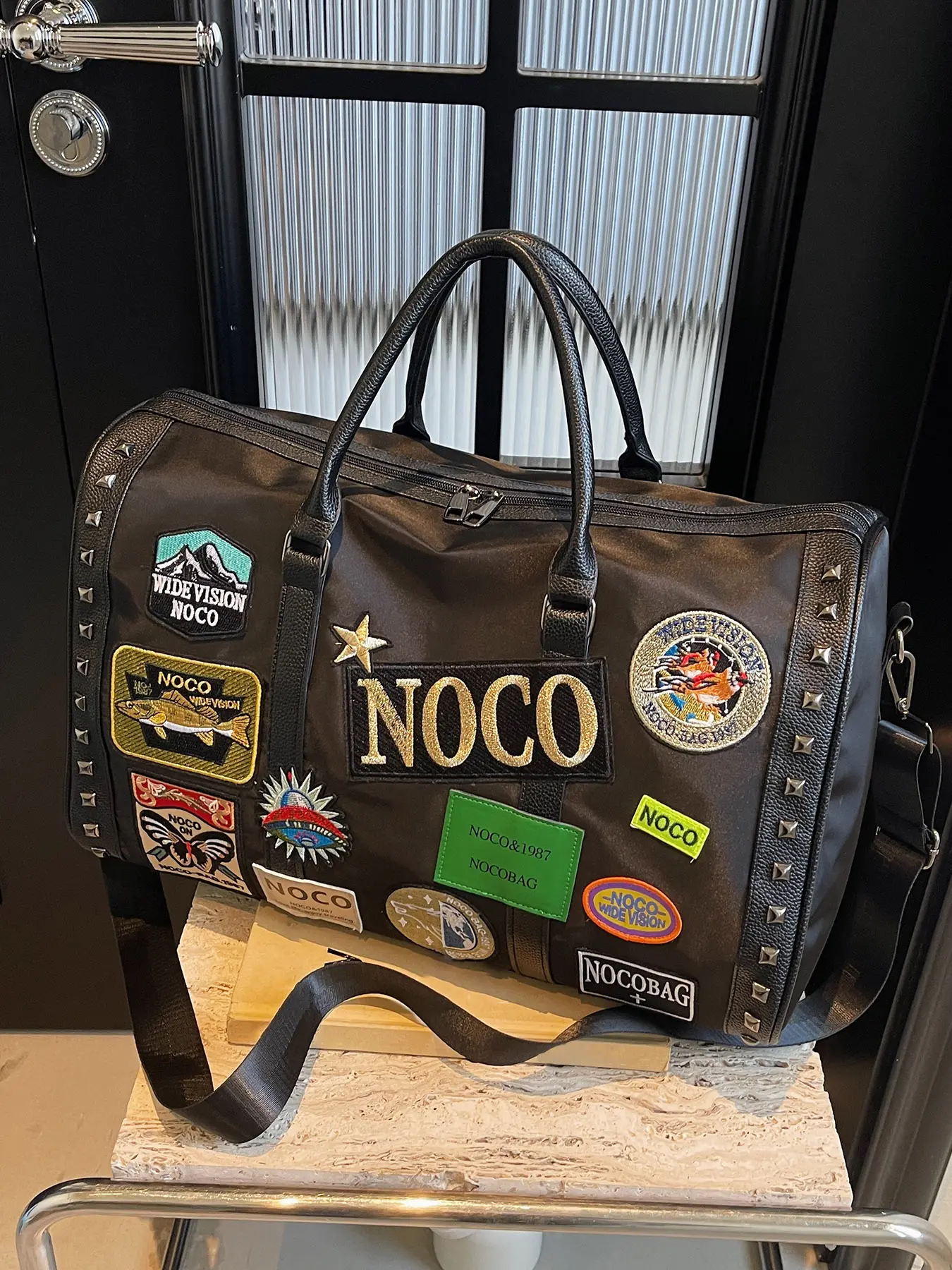 Trendy badge rivet decorated travel bag, personalized eye-catching creative shape large capacity sports shoulder bag, fashionable and practical, suitable for daily commuting, sports and fitness enthusiasts, Travel Gym Bag