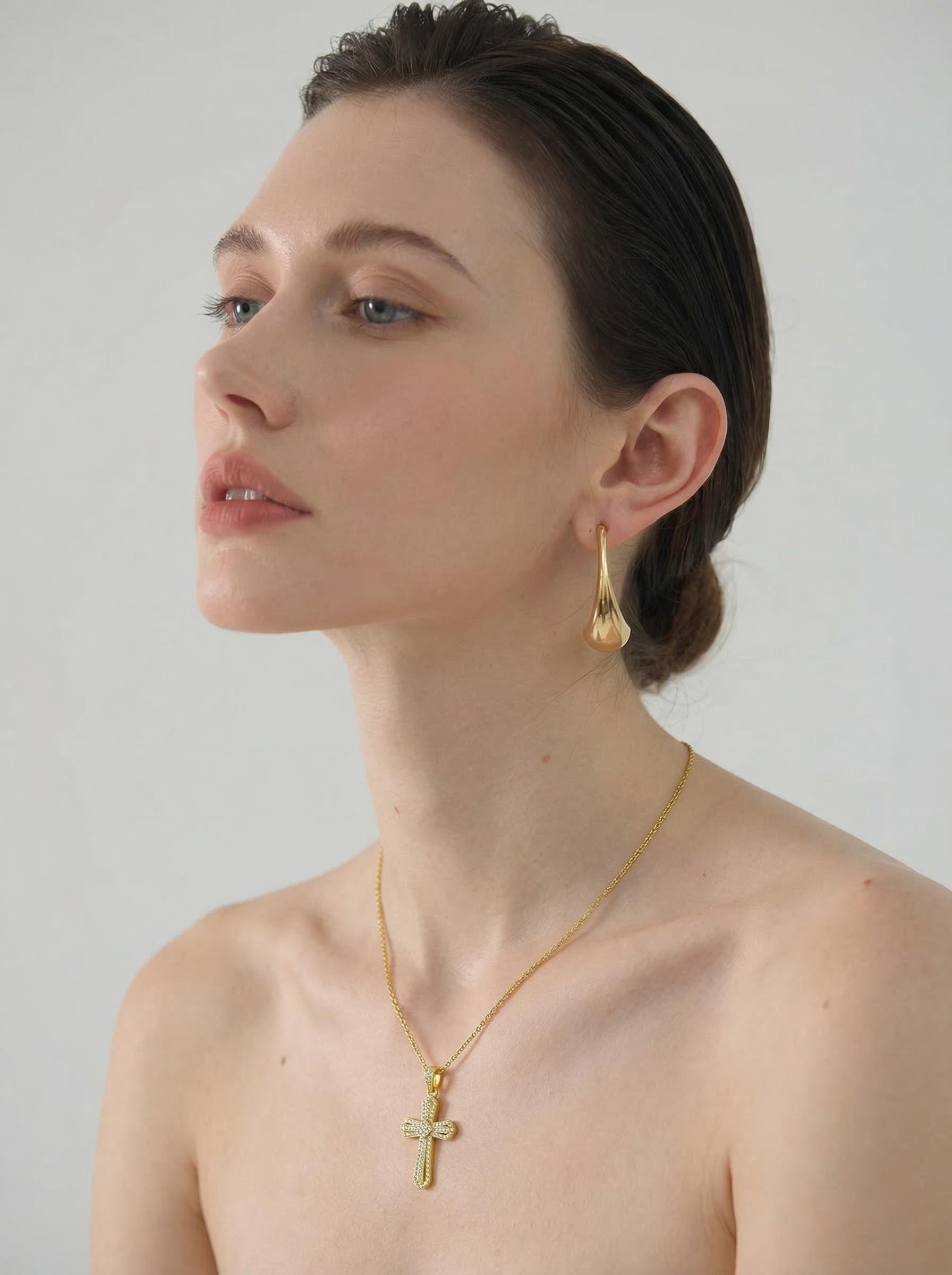 Cross diamond pendant necklace, adorned with shiny elements, an elegant religious accessory, suitable for use as a Thanksgiving gift, graduation gift, or daily wear. A Christian religious gift, suitable for men.