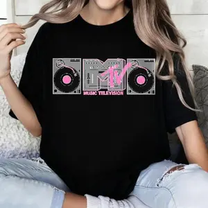 100 Percent Cotton Retro Music Television T-Shirt With Turntable Design For Summer Casual Wear Perfect Gift For Music Lovers And Pop Culture Fans