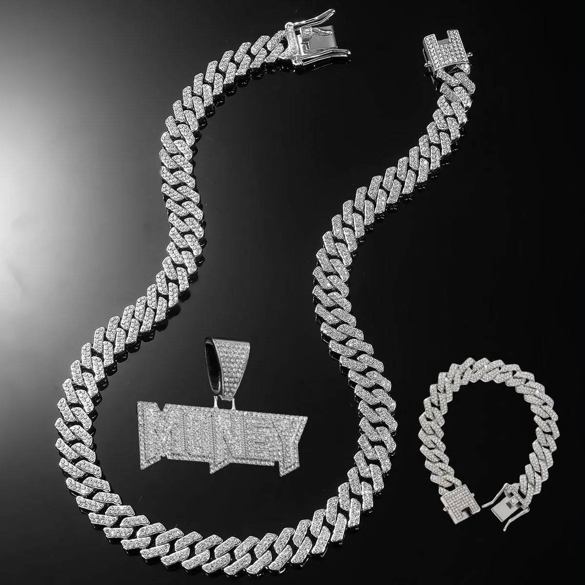 Fashionable men's hip-hop letter pendant, zinc alloy gold shiny rhinestone jewelry, a gift for lovers and friends, a very fashionable and versatile necklace