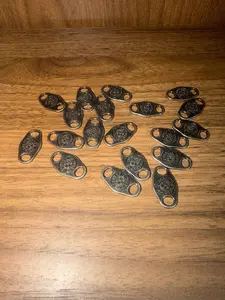 Metal shoelace buckle for footwear