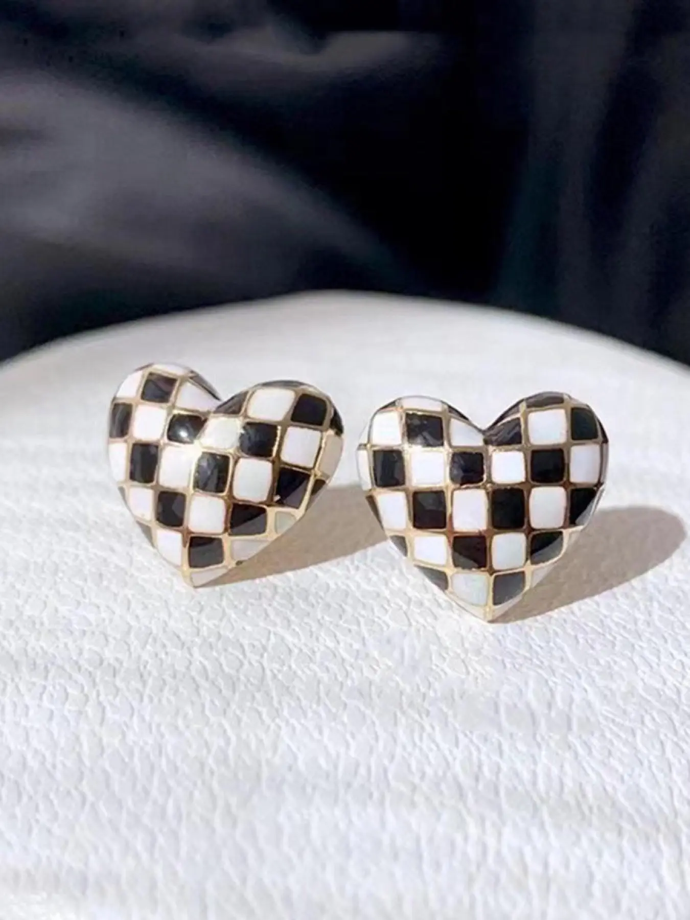 These checkerboard heart-shaped stud earrings are stylish enamel earrings that are versatile, trendy, and exquisite jewelry, making them an excellent choice for birthday and Valentine's Day gifts.