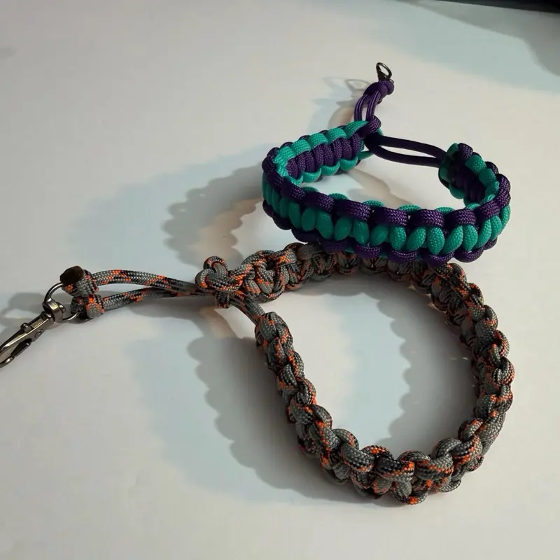 Paracord wristlet