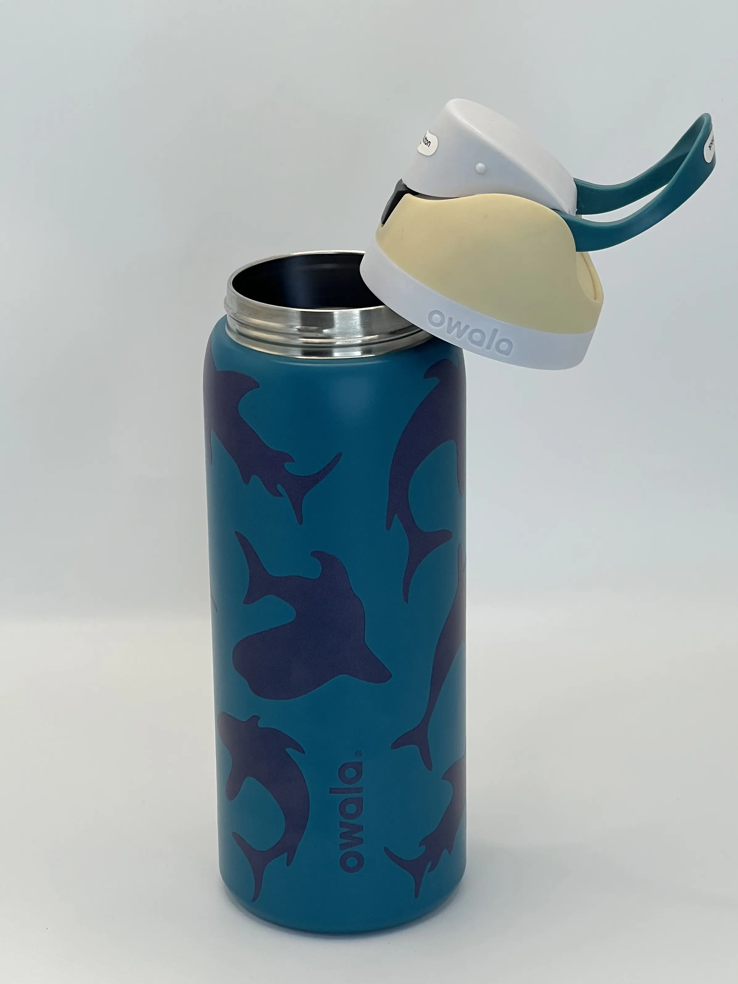 Owala FreeSip 32oz Insulated Water Bottle, Teal Shark Silhouette Print Stainless Steel Tumbler with Lift To Lock Dual Sip Flip Lid, Leakproof Ocean Theme Sports Travel Cup, Gift for Kids Adults Beach Outdoor