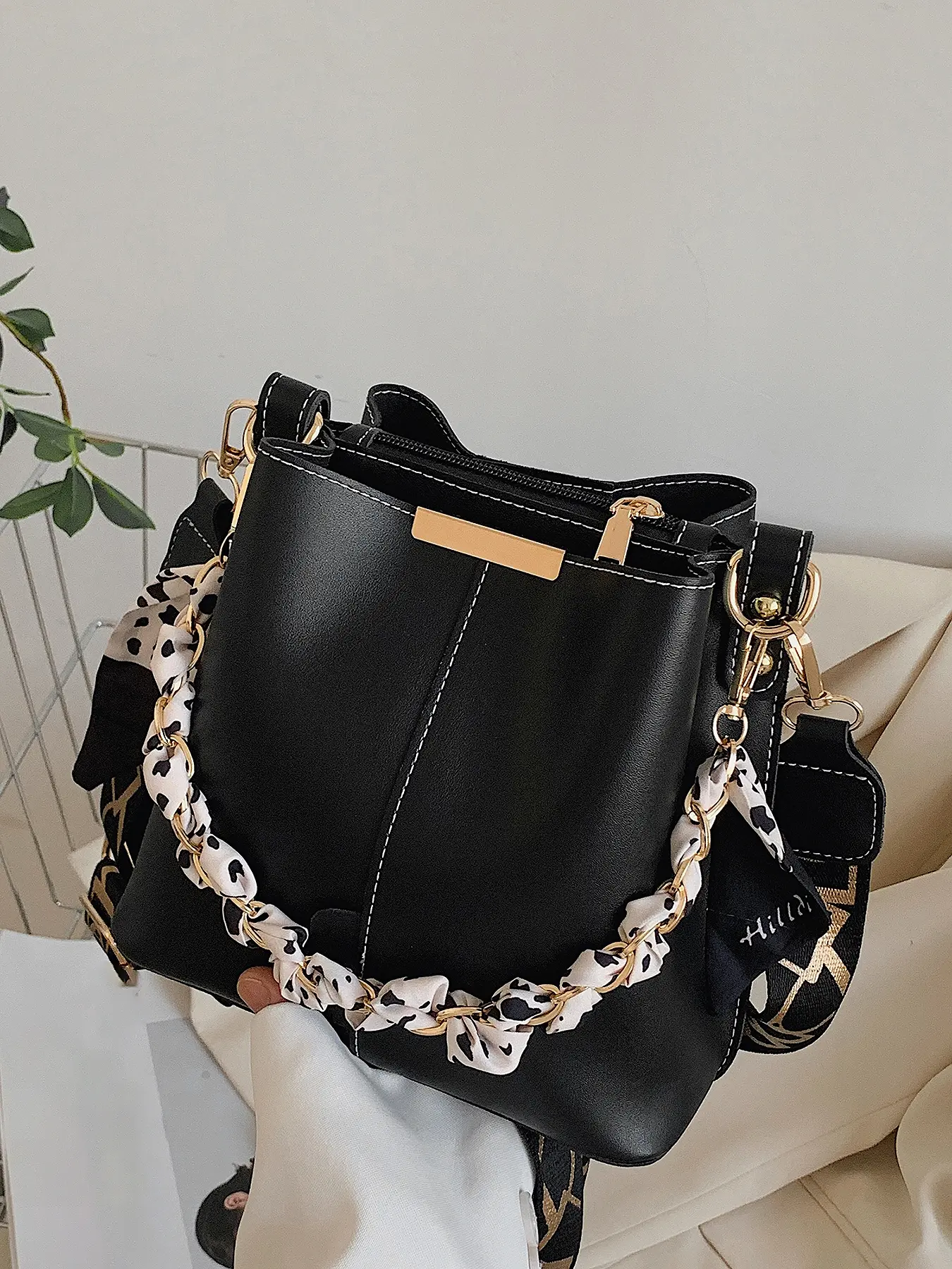 Niche design stylish silk scarf chain embellishments bucket shoulder tote bag, Handbag Shoulder Bag, Fashionable shoulder bag, simple casual versatile everyday bag, practical commuting bucket shape, suitable for daily outings, shopping trips