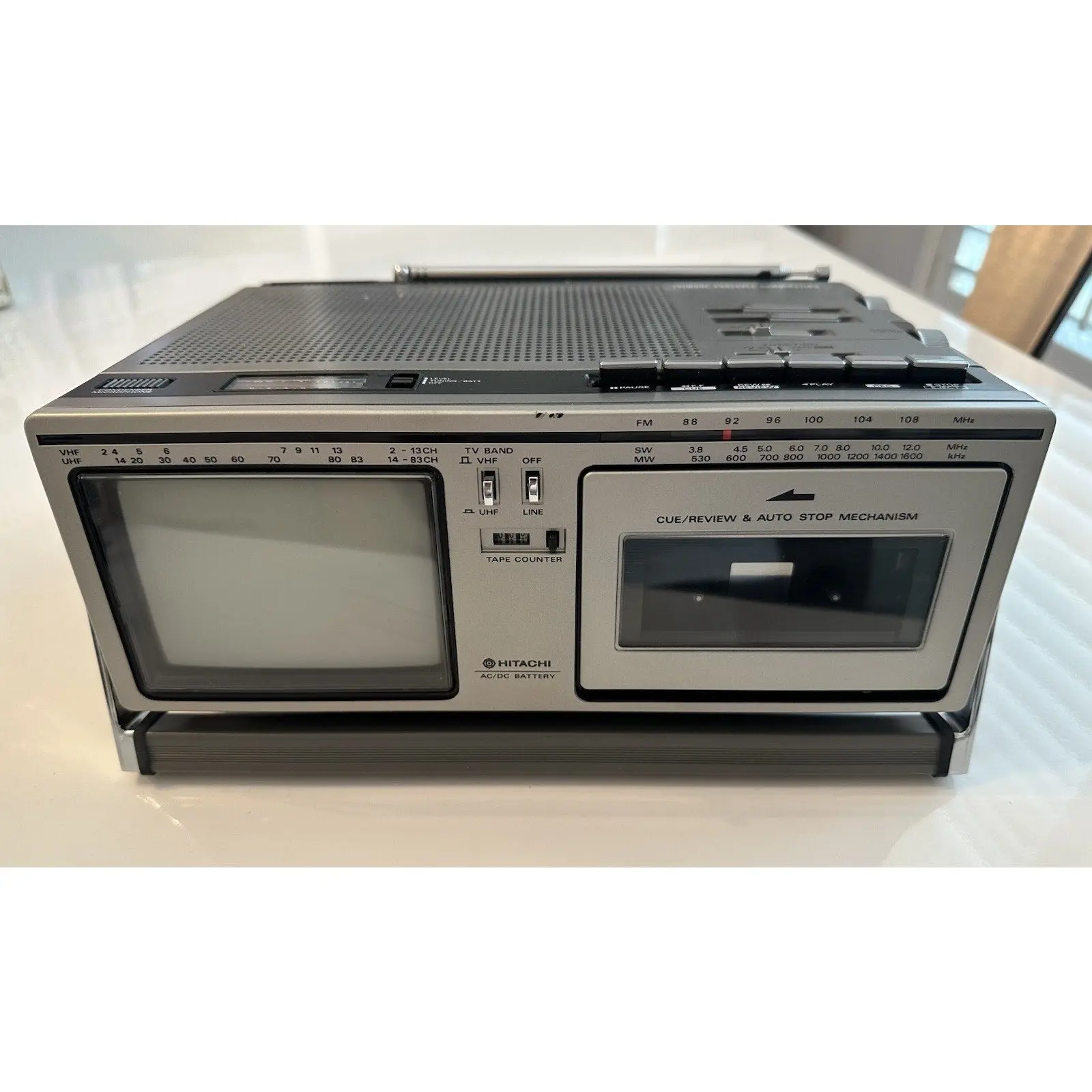 VINTAGE *NEW* 1980's Hitachi K-2400 Solid State TV Receiver/Cassette