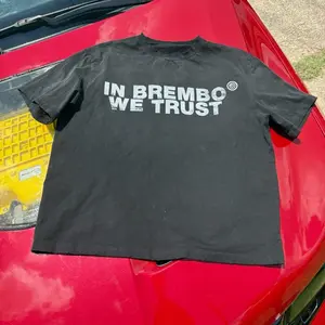 IN BREMBO WE TRUST  BLACK TEE