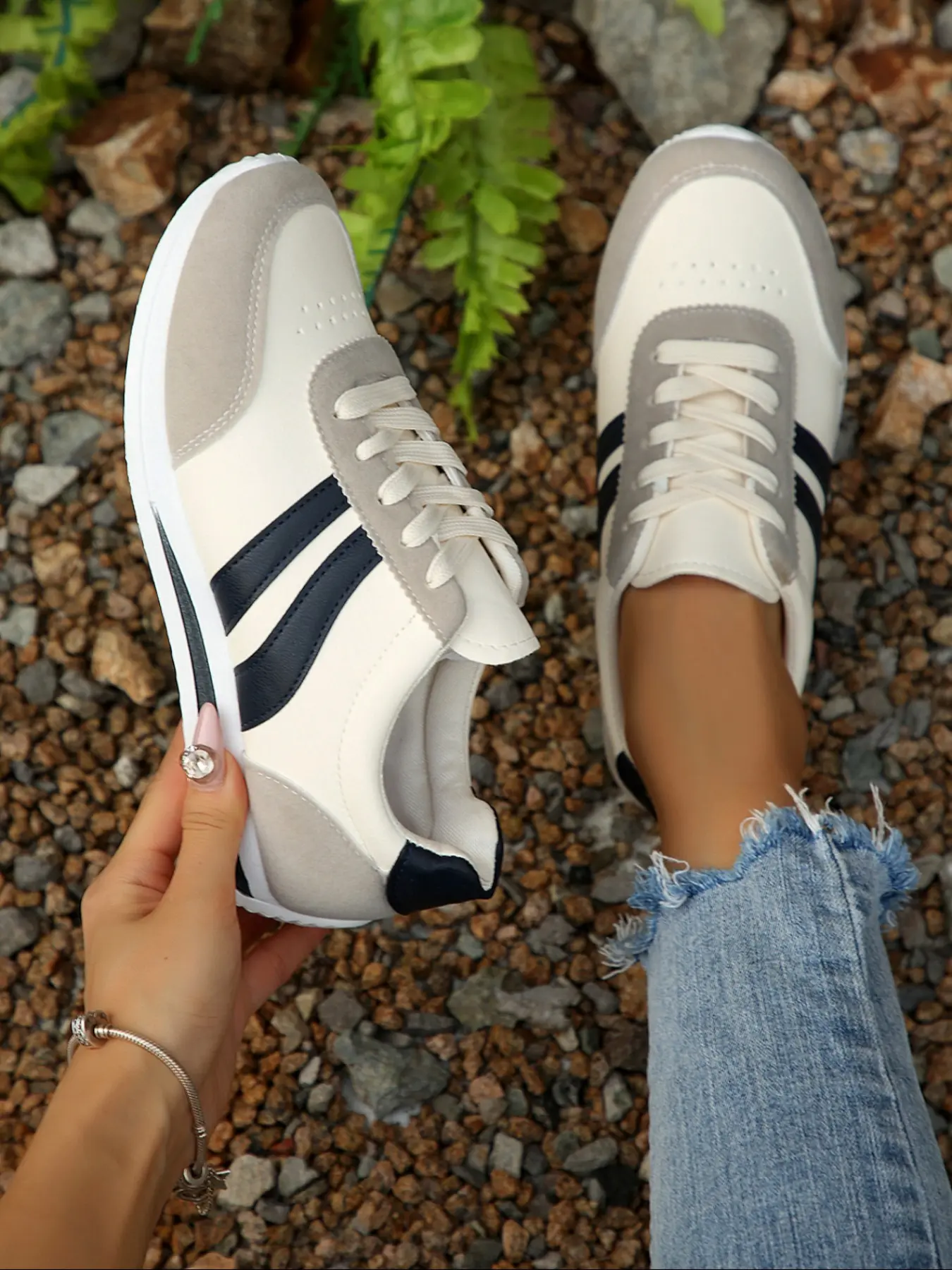 Women's new low-top lace-up Fashion casual sneakers, Sports shoes, Wearable Sneakers, comfortable breathable soft flat shoes suitable for daily leisure and commuting, outdoor walking shoes, Lowtop Sneaker, a must-have for gifts