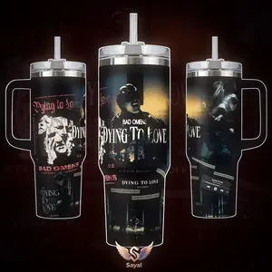 Dying To Love Bad Omens 40 oz Vacuum Insulated Tumbler with Handle & Straw Dark Blue Yellow Band Photo Graphic Keeps Drinks Hot/Cold 12H+ 18/8 Stainless Steel Travel Mug for Metal Fans Alternative Music Lovers Dark Aesthetic Merch Gift