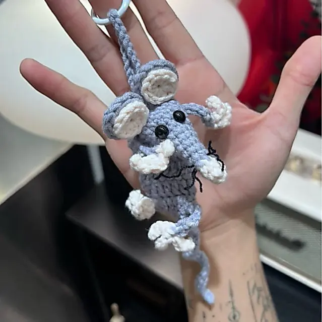 Handmade Crochet Gray Rat Keychain – Cute Mini Yarn Animal Bag Charm for Backpack, Purse, Keys and Gifts